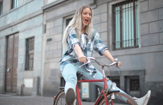 Une femme qui s'amuse sur un vélo rouge